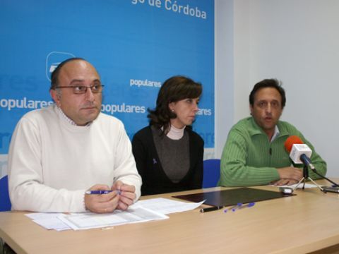 Serrano, Ceballos e Ibáñez durante la comparecencia ante los medios celebrada ayer jueves. (Foto: R. Cobo)
