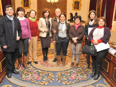 Ceballos y Sánchez con los respresentantes de los colectivos que han suscrito el convenio. (Foto: Cedida)