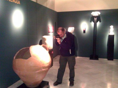 Tino Soriano tomando imágenes en el Museo Arqueológico de Priego. (Foto: Cedida)