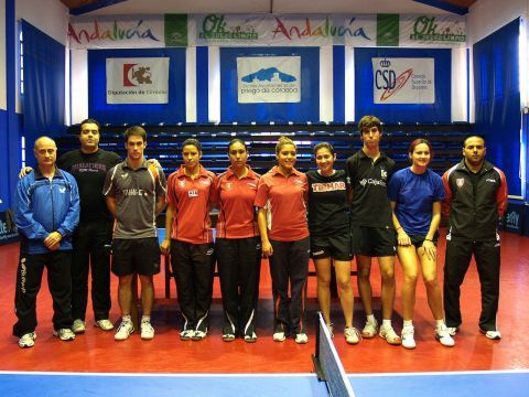 Cuerpo Técnico y jugadoras de Túnez con algunos de los jugadores y jugadoras del CajaSur Priego.