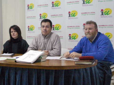 Nuria Ortiz, Manuel Rodríguez y Francisco del Caño durante su comparecencia ante los medios. (Foto: R. Cobo)