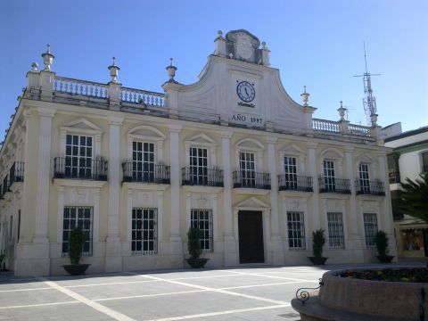 Plaza de España y fachada del consistorio donde se instalaría el símbolo del centro geográfico de Andalucía. (Foto: J. Moreno)