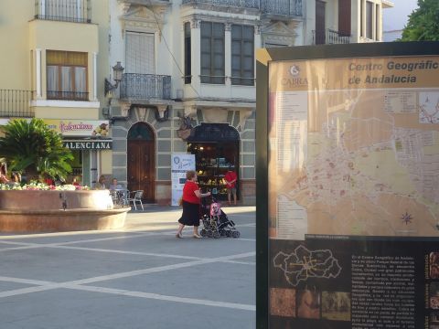 Panel en la Plaza de España con la leyenda "Cabra. Centro geográfico de Andalucía". (Foto: J. Moreno)