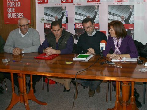 Algunos de los participantes en la reunión celebrada ayer miércoles en la sede del PSOE prieguense. (Foto: R. Cobo)