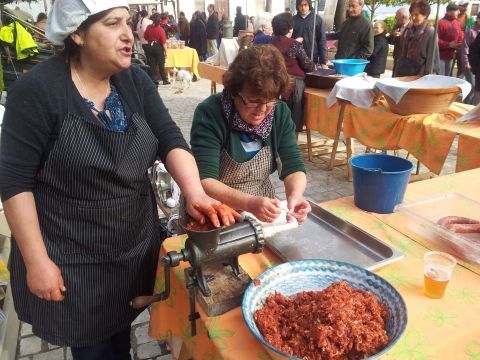 Imagen de la elaboración de chorizo en la matanza popular de Albasur. (Foto: Antonio J. Sobrados)