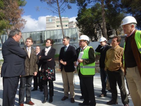 Priego, Ceballos y Lorite junto a responsables de la constructora y miembros de la corporación. (Foto: J. Moreno)