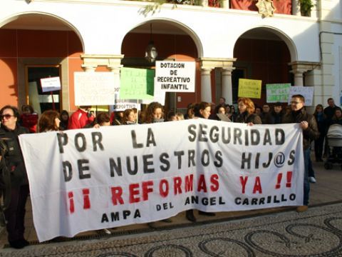 Participantes en la manifestación durante la lectura del manifiesto. (Foto: R. Cobo)