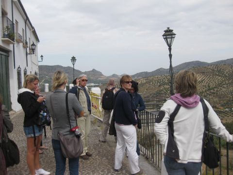 Un grupo de turistas extranjeros pasean por el Adarve. (Foto: Cedida)