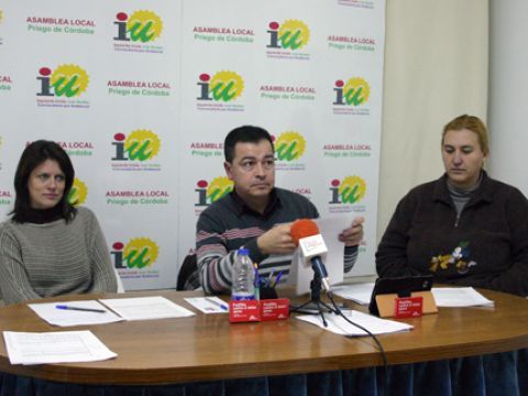 Nuria Ortiz, Manuel Rodríguez y Vanesa Tauste, ayer durante la rueda de prensa celebrada en la sede de IULV-CA. (Foto: R. Cobo)
