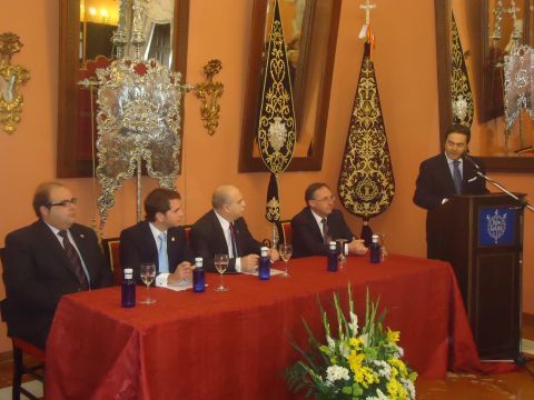 Mesa presidencial del acto conmemorativo, presidido por el alcalde Fernando Priego. (Foto: J. Moreno)