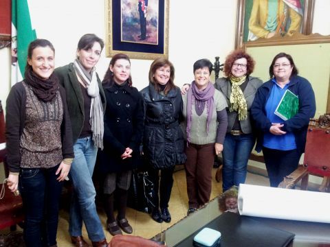 Representantes de FERAS y Albasur junto a autoridades locales y trabajadoras de Servicios Sociales. (Foto: Antonio J. Sobrados)