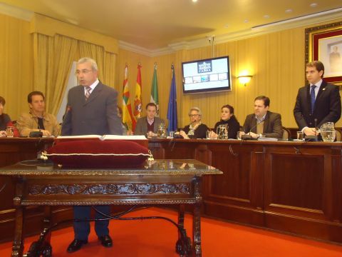 El socialista Antonio J. Caballero tomando posesión de su acta de concejal. (Foto: J. Moreno)