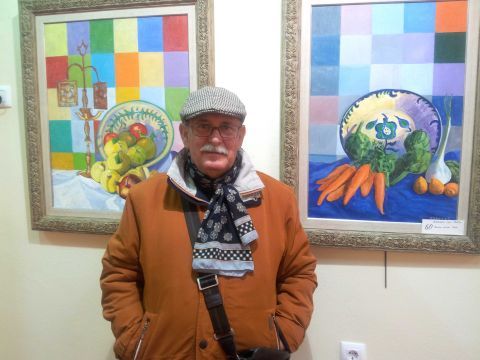 Luis Cabezas junto a una de las obras expuestas. (Foto: Antonio J. Sobrados)