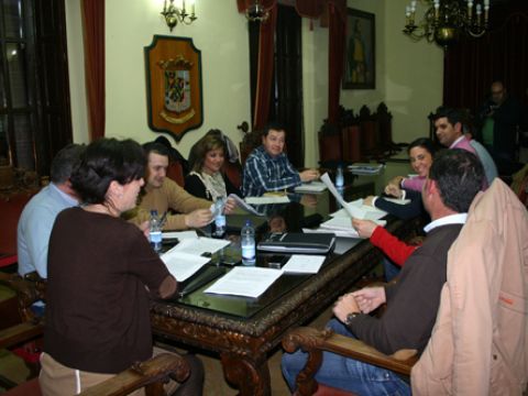 Participantes en la reunión constitutiva celebrada esta tarde en el Salón de Plenos del Consistorio prieguense. (Foto: R. Cobo)