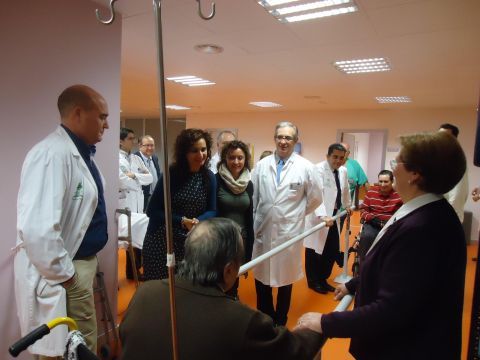 Montero y Baena junto a responsables del centro conversando con pacientes de la Unidad. (Foto: J. Moreno)