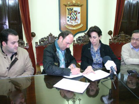 Valdivia, Vioque. Ceballos y Forcada durante la firma del contrato para la gestión de Las Canteras. (Foto: R. Cobo)