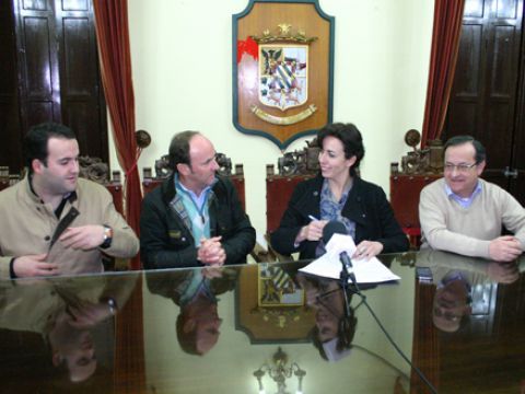 Participantes en la ruedad de prensa celebrada tras la firma del contrato de gestión. (Foto: R. Cobo)