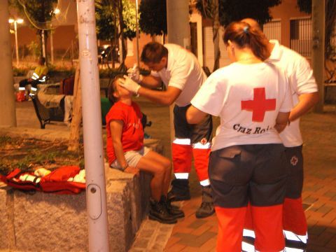 Voluntarios de Cruz Roja atienden a un indigente en plena calle. (Foto: Cedida)
