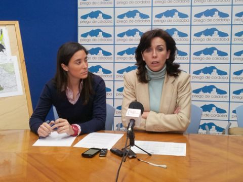 Cristina Casanueva y María Luisa Ceballos durante la rueda de prensa ofrecida esta mañana. (Foto: A.J.Sobrados)