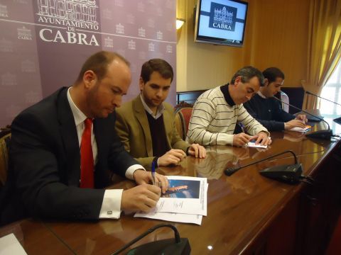 Cánovas y Díaz rubricando el acuerdo de colaboración. (Foto: J. Moreno)