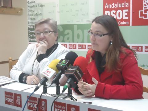 Teba Roldán junto a la senadora socialista Maribel Flores. (Foto: J. Moreno)