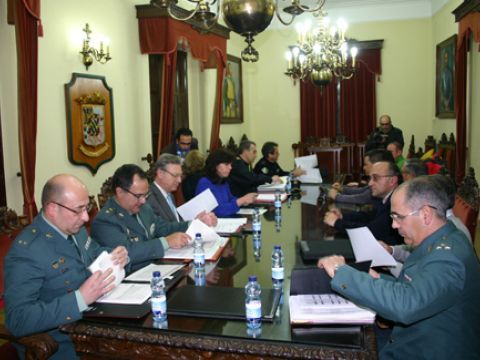 Participantes en la Junta Local de Seguridad celebrada ayer en el Salón de Plenos. (Foto: R. Cobo)
