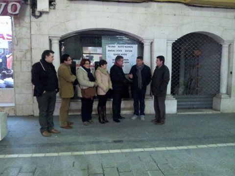 Miembros de la formación andalucista junto a un local comercial. (Foto: Laura Serrano)