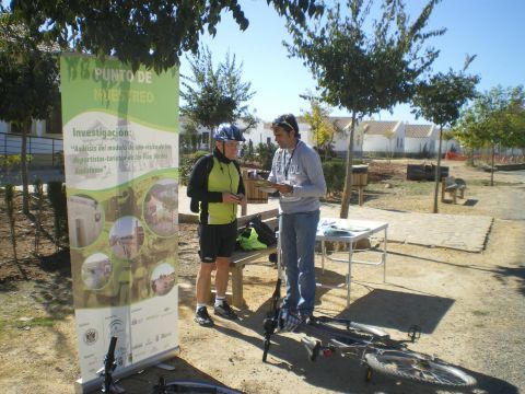 El investigador de la UGR Pablo Luque Valle realizando las entrevistas en una Vía Verde. (Foto: Cedida)