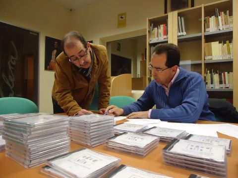 Pérez y Ariza junto a los discos compactos. (Foto: J. Moreno)