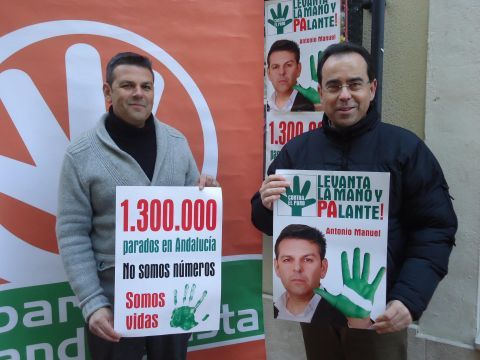Rodríguez y Ariza con los carteles de la campaña sobre los autónomos. (Foto: J. Moreno)