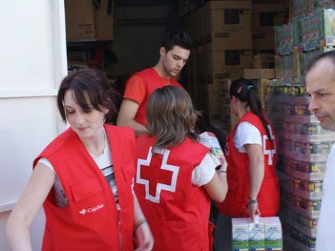 Voluntarios de la agrupación local de Cruz Roja cargando alimentos. (Foto: Cedida)