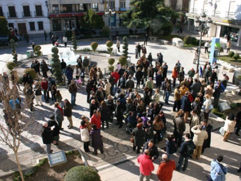 Aspecto de la plaza de la Constitución, desde el balcón del Ayuntamiento, momentos antes de iniciarse el acto. (Foto: R. Cobo)