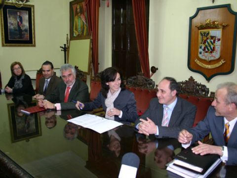 Fernández de Mesa y Ceballos, ambos en el centro de la imagen, durante la firma del convenio. (Foto: R. Cobo)