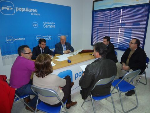 Reunión de miembros de la plataforma con responsables populares. (Foto: J. Moreno)