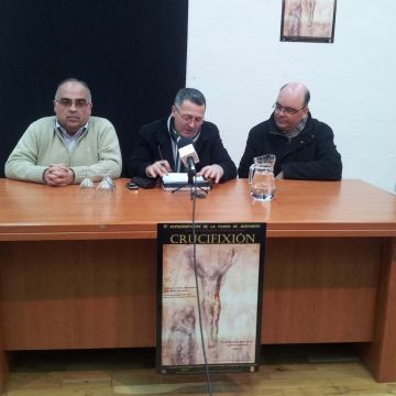 Narciso Caracuel, Antonio Osuna y José A. Tejero durante la presentación de la representación. (Foto: A.J.S.)