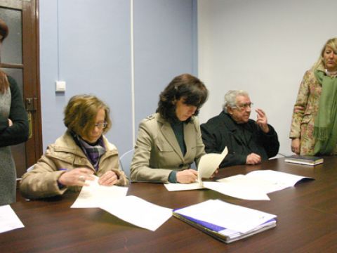 María del Carmen Mérida y María Luisa Ceballos durante la firma del convenio. (Foto: R. Cobo)