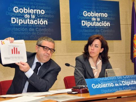 Salvador Fuentes, junto a María Luisa Ceballos, muestra un gráfico con el volumen de endeudamiento. (Foto: Cedida)