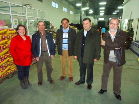 Zurera con miembros del PSOE egabrense y de la Cooperativa de Hortelanos. (Foto: J. Moreno)