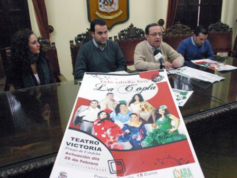 En primer plano, cartel anunciador del espectáculo "Ocho estrellas tiene La Copla", prevista para el sábado 25 de febrero. (Foto: R. Cobo)