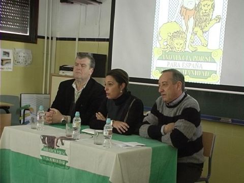Isabel Ambrosio junto a Luis Rey y Arturo Matilla, profesores del centro, durante su intervención. (Foto: A.J.S.)