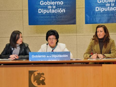 Rocío Soriano, Dolores Sánchez y Trinidad Moreno durante su comparecencia ante los medios. (Foto: Cedida)