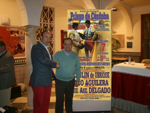 Vioque y Forcada estrechan la mano junto al cartel anunciador del festejo. (Foto: R. Cobo)
