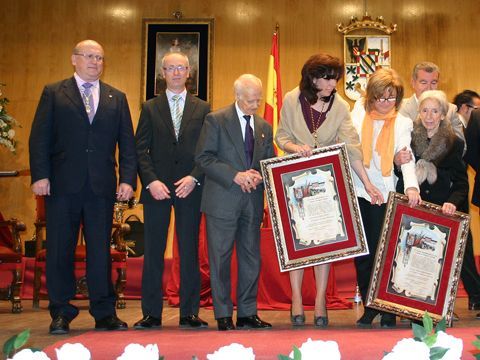 Los galardonados, junto a la Alcaldesa prieguense tras el acto celebrado en el Teatro Victoria. (Foto: R. Cobo)