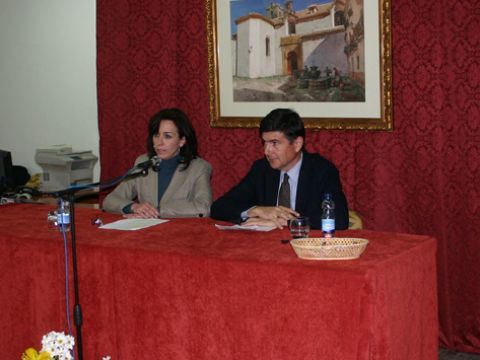 María Luisa Ceballos y Manuel Pimentel ayer en el acto celebrado en la Oficina de Información Municipal. (Foto: R. Cobo)