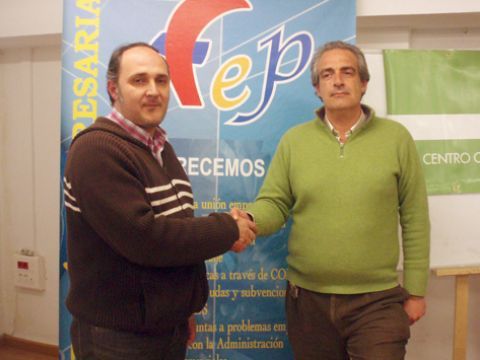 Juan Manuel Luque, presidente de FEP, saluda a Antonio María Galisteo tras su reelección. (Foto: Cedida)