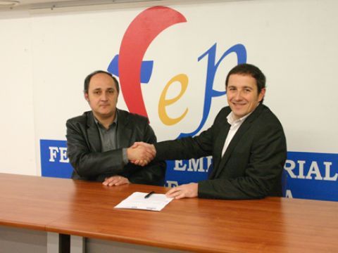 Luque y Muñoz tras la firma del convenio. (Foto: Cedida)