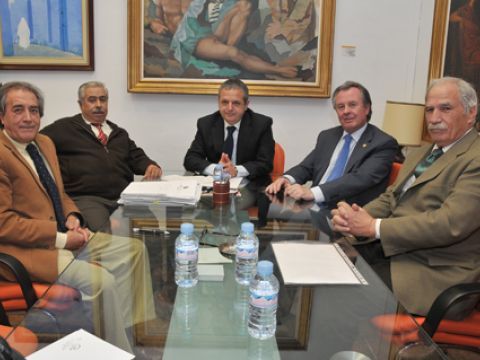 Echevarría, Sanz, Fuentes, Gutiérrez y Ladis durante la reunión celebrada en la Diputación. (Foto: Cedida)