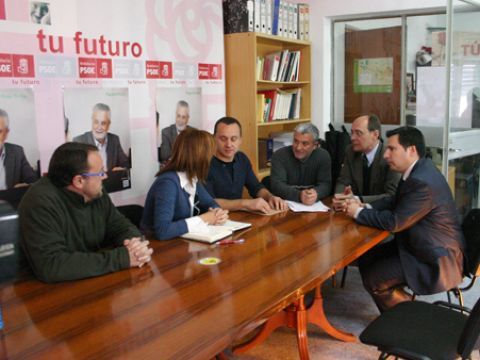 Reunión con representantes de Ecologistas en Acción celebrada en la sede del PSOE prieguense. (Foto: R. Cobo)