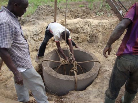 Construcción de un pozo de agua en Bokaga. (Foto: Cedida)
