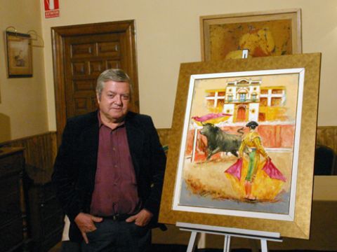 José López Canito junto al cuadro realizado para Lucena. (Foto: R. Cobo)